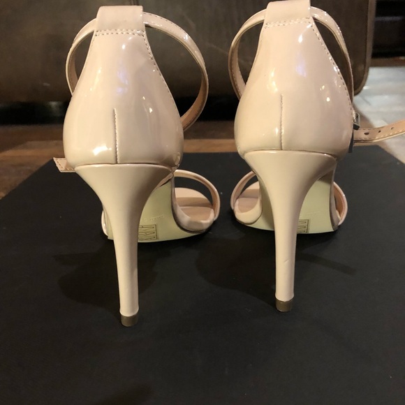 High heels in a shiny nude color. - Picture 3 of 4